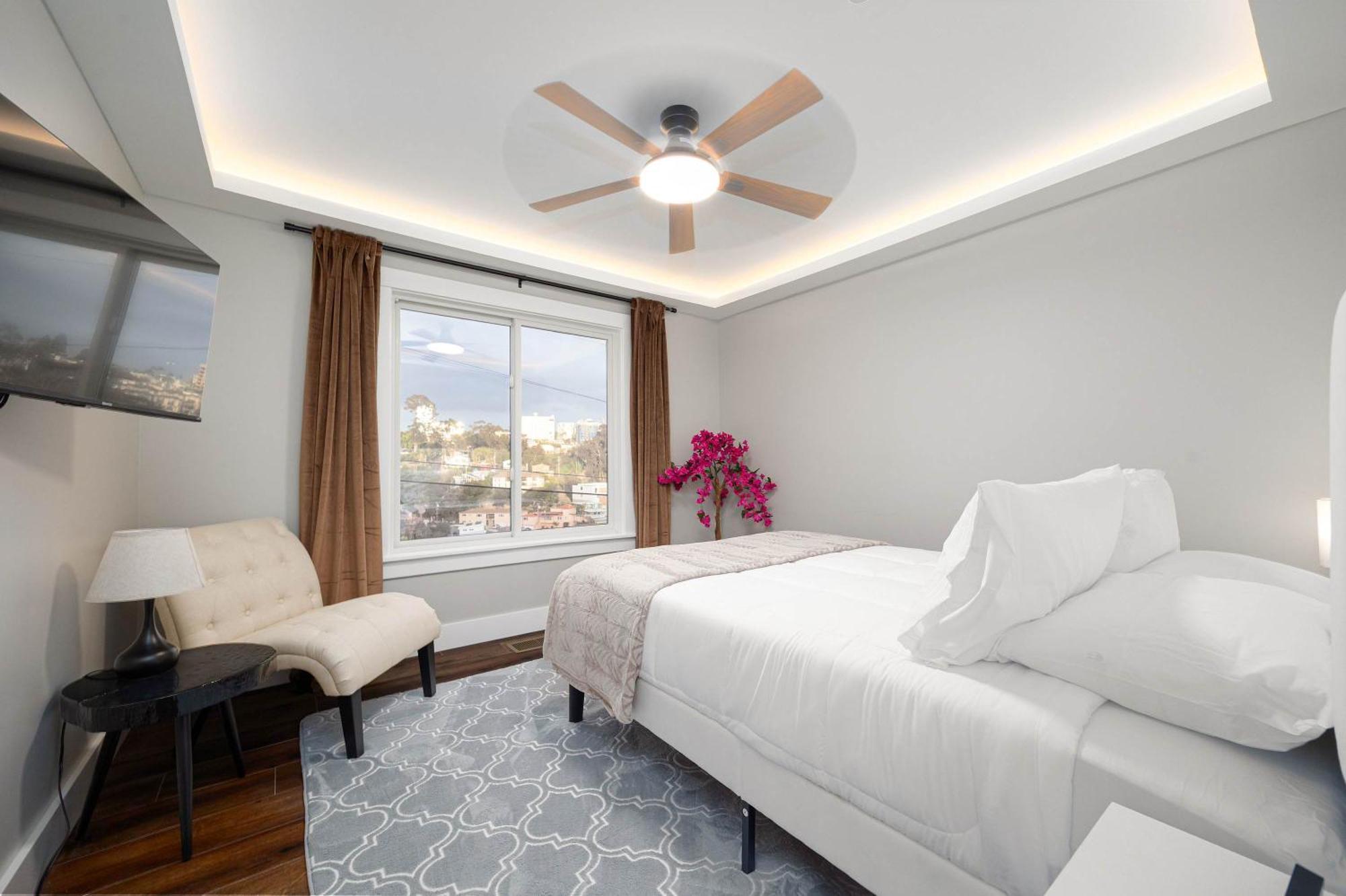 Water And Downtown Views 5 Min To Zoo & Airport Holiday home *